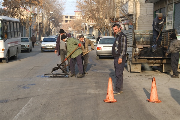 مرمت و لکه‌گیری معابر شهری ارومیه 