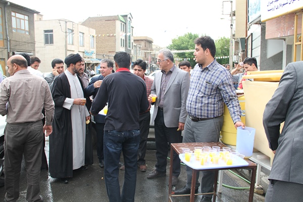 پخش شربت وشیرینی بمناسبت عید نیمه شعبان توسط سازمان عمران