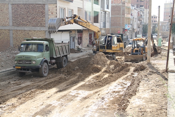 آغاز عملیات اجرایی زیرسازی منشعبات خیابان معرفت واقع در بلوار شهید آهندوست